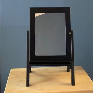 Standing jewelry box